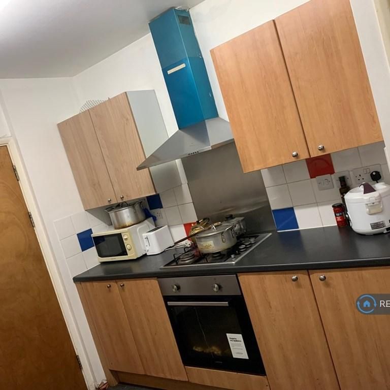 1 bedroom in a house share to rent - Photo 1