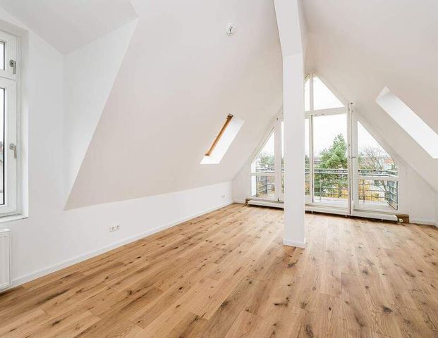 OWNR: Einziehen und Wohlfühlen - Renoviert und mit Küche! Dachgeschosswohnung in Niederschönhausen - Photo 1
