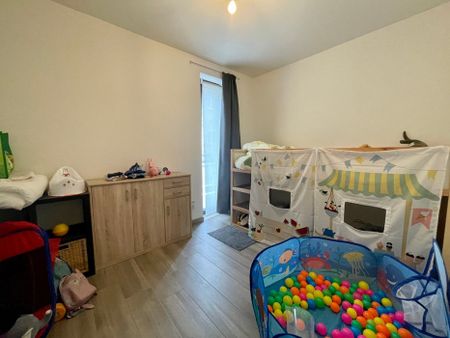 TE HUUR: Centraal gelegen 2-slaapkamer-appartement met tuin en carport. - Foto 5