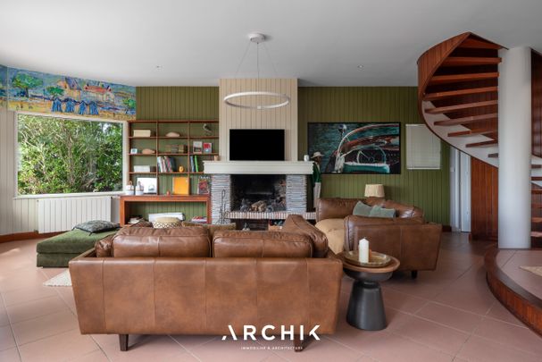 Architecture traditionnelle du Bassin d'Arcachon, cette villa de 170 m2 se positionne en première ligne au bord de l'eau sur un terrain arboré de 770 m2. - Photo 1