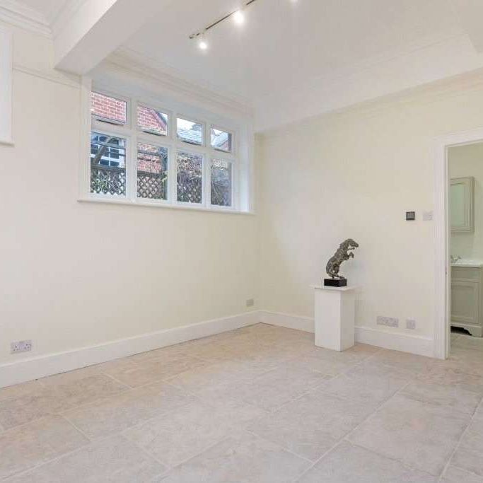 Elegant ground-floor one-bedroom apartment with Cathedral views. - Photo 1