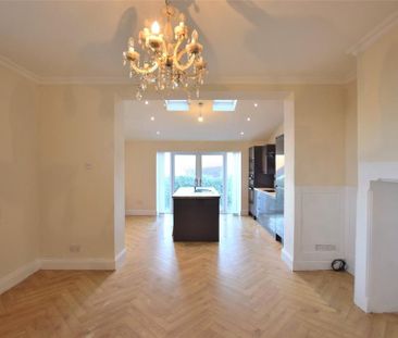 4 bedroom end of terrace house to rent - Photo 1