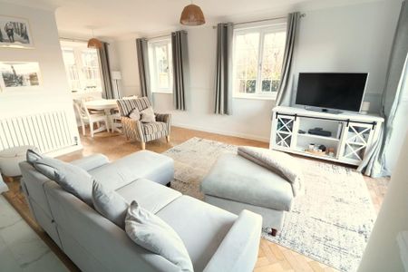 4 bedroom detached house to rent - Photo 3