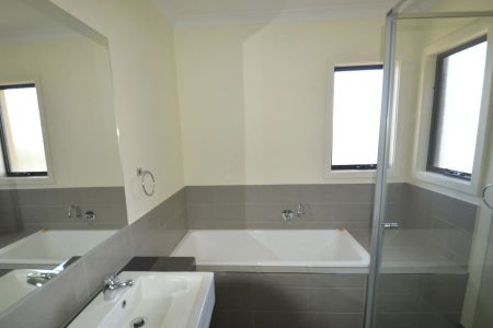 Modern 2 Bedroom Townhouse - Photo 2