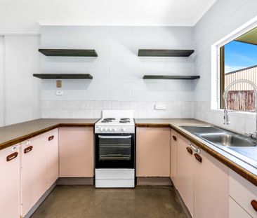 BEAUTIFUL FAMILY HOME WITH MODERN COMFORTS - Photo 1