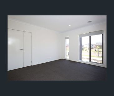 Fabulous 4Br Home in Upper Point Cook! - Photo 3