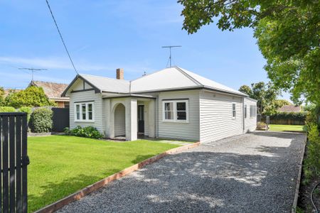 Meticulous and Spacious Family Home - Garden Maintenance Included - Photo 2