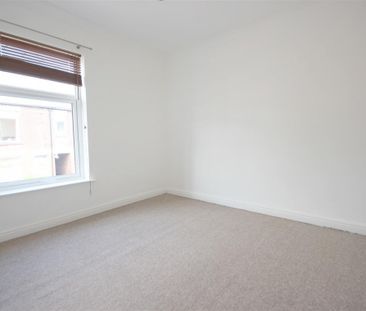 2 Bedroom House - Mid Terrace To Let - Photo 5