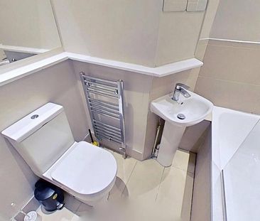 4 bedroom flat to rent - Photo 2