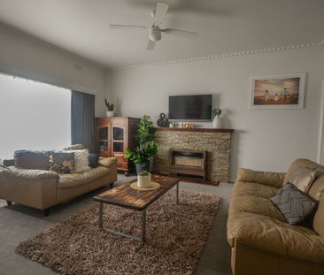 COSY 3 BEDROOM HOME IN GREAT LOCATION - Photo 1