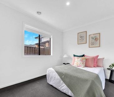 Stylish Living with Modern Comfort & Effortless Appeal - Photo 6