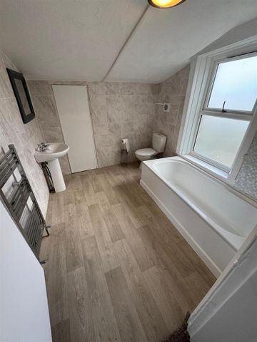 2 bedroom terraced house to rent - Photo 4