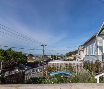 Sea views in Lyall Bay - Photo 1