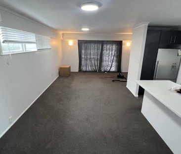 Lovely family home Opaheke - Photo 3