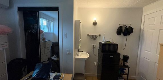 Chambre rénovée, avec lavabo et toilette, à Louer - Photo 2