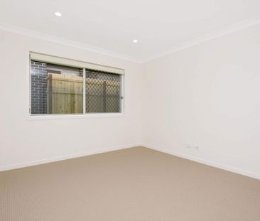 Family home with modern appliances in heart or Flagstone - Photo 3