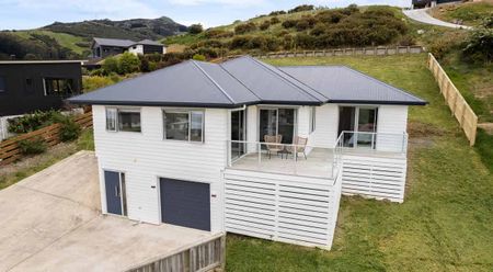 A modern home with a harbour view! - Photo 3