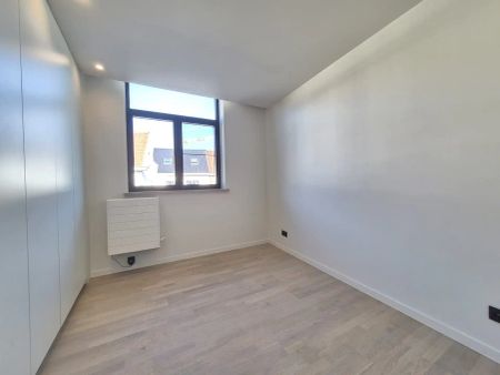 Ruime en luxueus afgewerkte duplex met 4 slaapkamers, terras en tuin. - foto 2