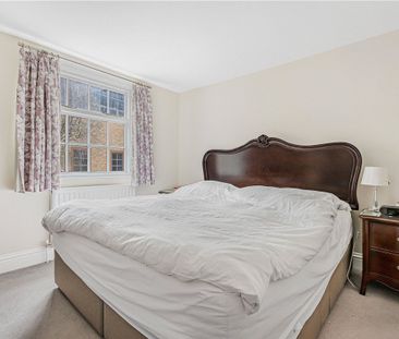 A Victorian end of terrace house located on a sought after road in ... - Photo 4