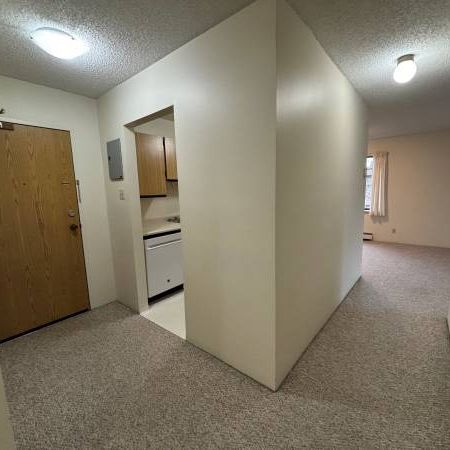 Quiet Top Floor Interior Corner Unit 2 Bed, 1 Bath, Parking, Balcony! - Photo 1