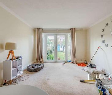 Elm Drive, RH19 - Photo 3