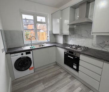 Three bed house off ilford lane ideal for working families- £2400 - Photo 4