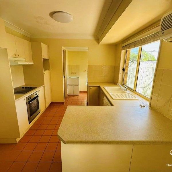 Beautiful 3 bedroom and 2 bathroom townhouse - Photo 1