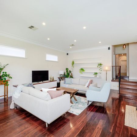 Gorgeous Character Home - Six Month Lease - Photo 2