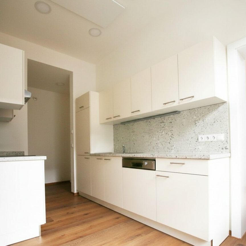 Zentral gelegene 2-Zimmerwohnung + extra Küche mit Platz für einen Esstisch, Gartenmitbenützung - Photo 1
