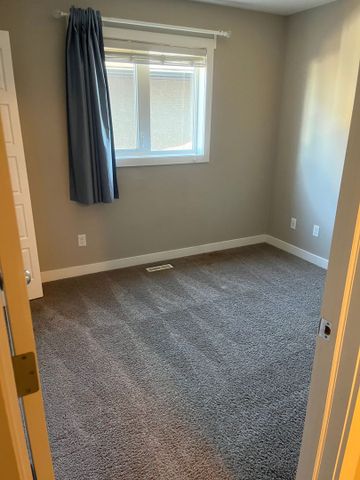 Hampton Village - 4 Bedroom/2 Bathroom Upper Unit - 726 Hargreaves Cres - Photo 2