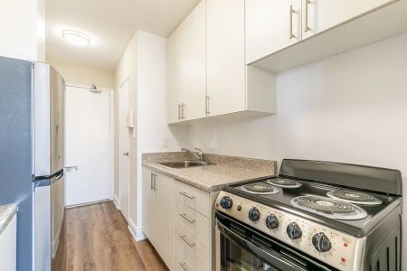 666 Ontario St. — Bachelor - Photo 2