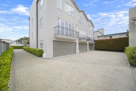 Upmarket Three-Bedroom Home Parnell - Photo 2