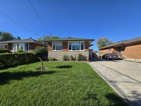 For Lease - 26 Southampton Drive, Toronto, Ontario - Photo 4