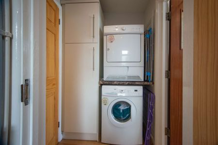 Remodelled and furnished to the highest standard - Photo 4