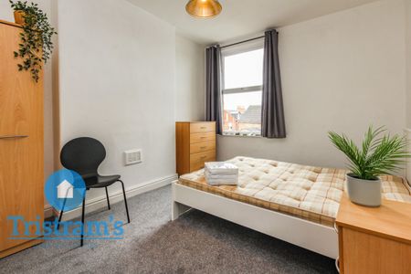 References Pending - 5 bed End Terraced House - Photo 3