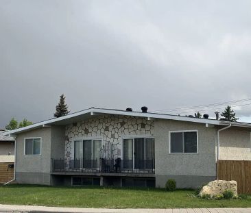 Spacious duplex for Rent - 3 Bedroom, 1 Bath - Prime Location (Main Floor) — 3 Bedrooms Main Floor - Photo 1