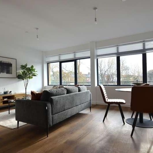 Staines-upon-thames, TW18 - Photo 1