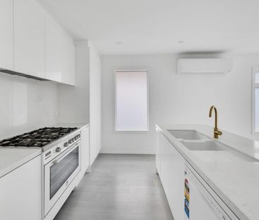 TRIPLE STORY THREE BEDROOM TOWNHOUSE - Photo 4