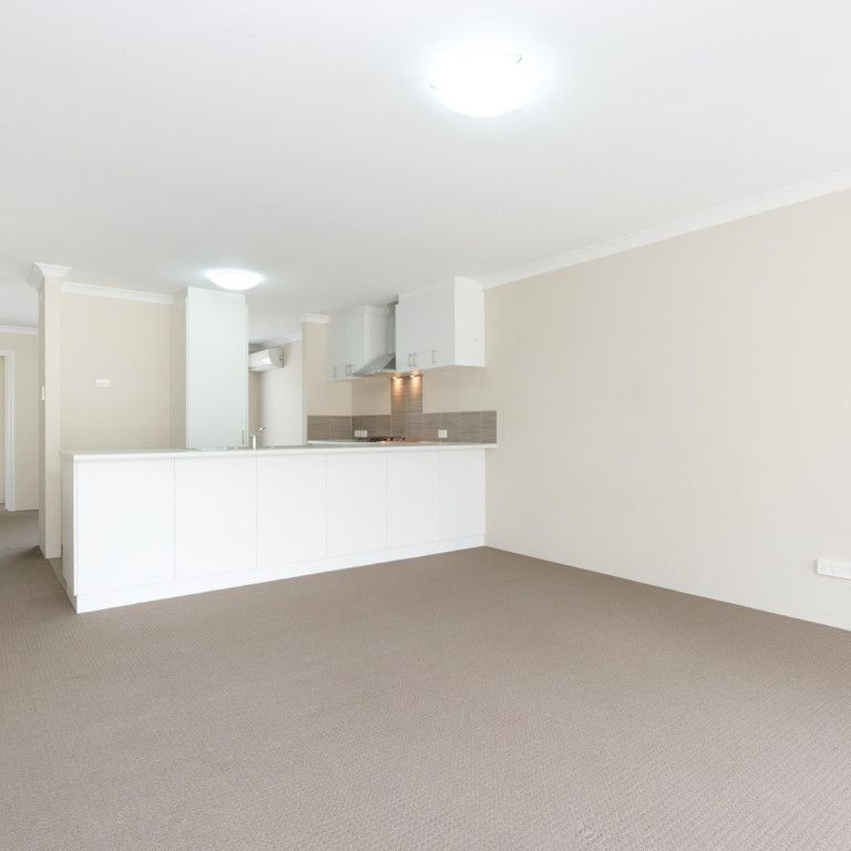 COMFORTABLE FAMILY HOME IN QUIET STREET! - Photo 1