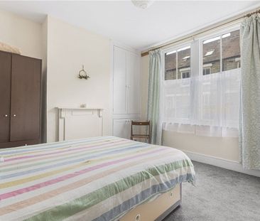 ** 6 MONTH TERM ONLY ** A three bedroom house situated within easy ... - Photo 6