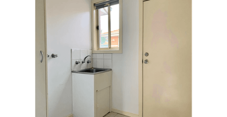 PRIME LOCATION! - Photo 2