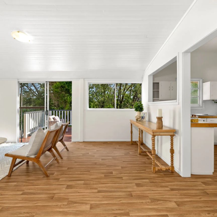 Charming Queenslander on a spacious 1012m² block - Photo 1