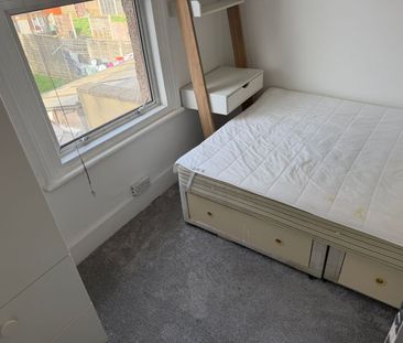 Room in a Shared House, Carlyle Road, E12 - Photo 6