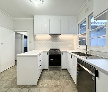 Freshly renovated 3 bedroom home - Photo 6