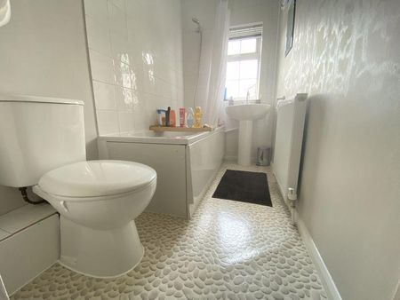 2 bedroom terraced house to rent - Photo 4