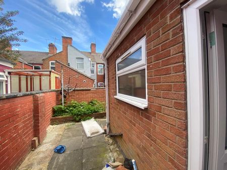 3 bedroom terraced house to rent - Photo 3