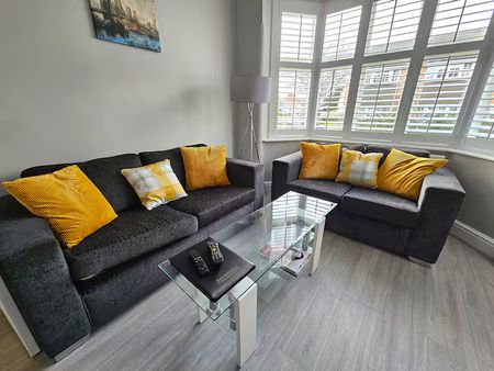 3 Bed Terraced House, Knighton Church Road, LE2 - Photo 2
