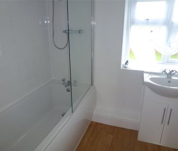 2 bedroom end of terrace house to rent - Photo 5