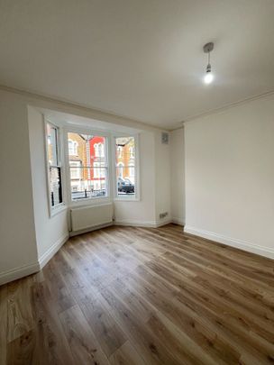 3 Bed Flat, Quested Court, E8 - Photo 1