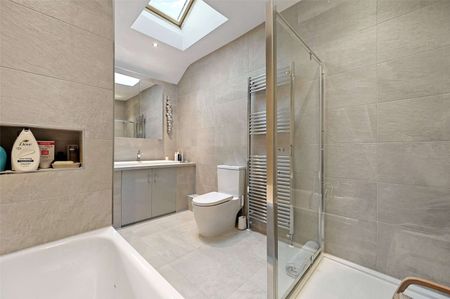 A wonderful 3 bedroom semi detached cottage, set within the heart of Rickmansworth and benefiting from off street parking. - Photo 5